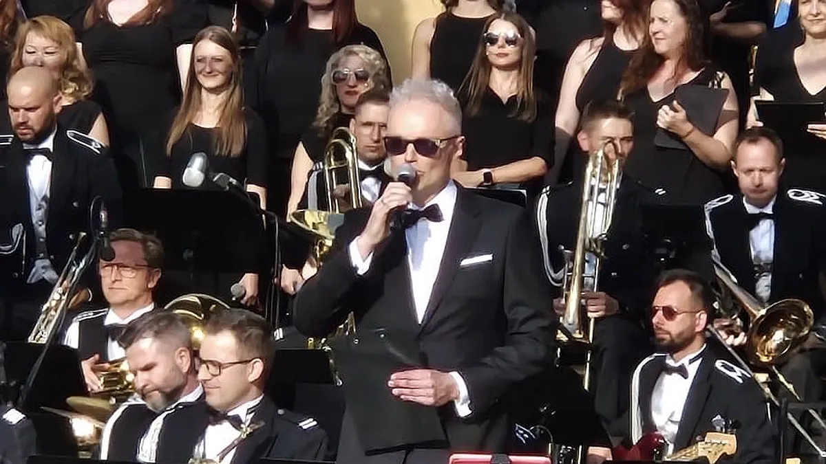 Konferansjer Krzysztof Janoś