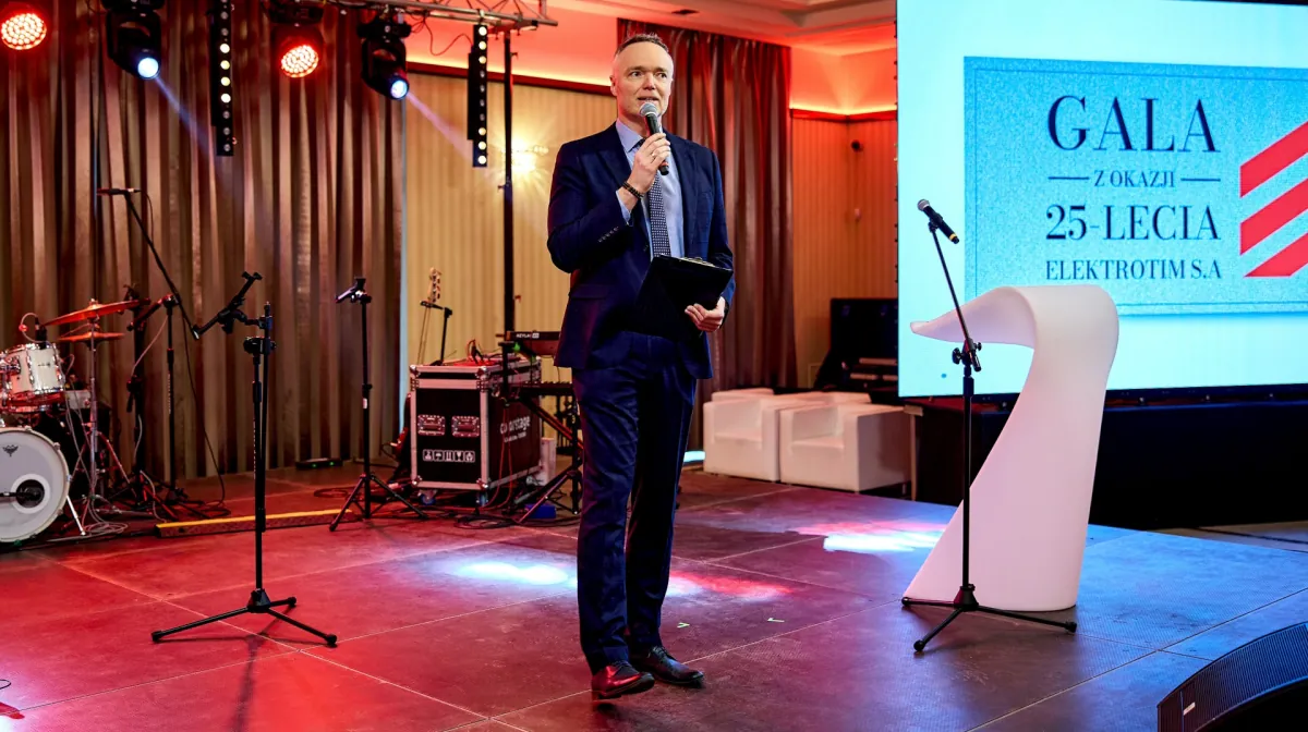 Konferansjer Krzysztof Janoś