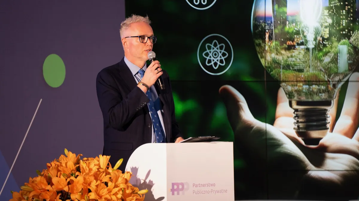 Konferansjer Krzysztof Janoś