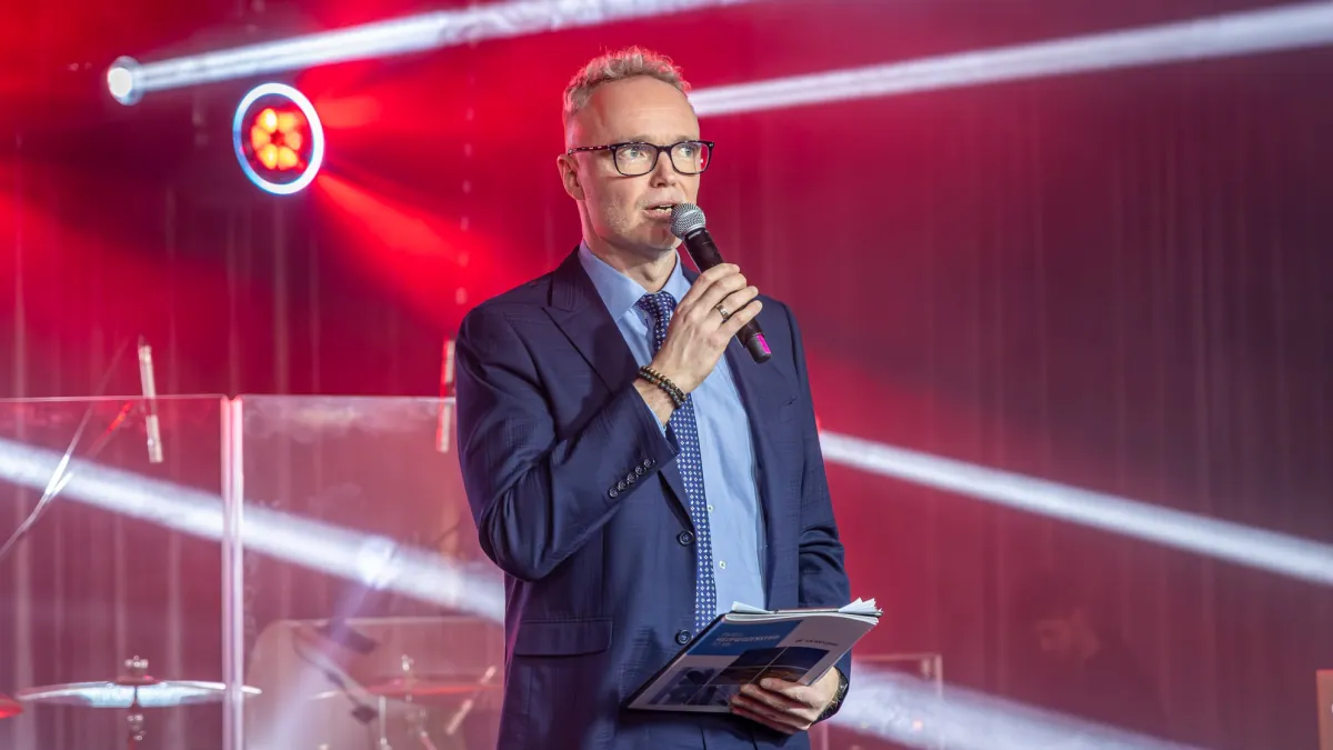 Konferansjer Krzysztof Janoś