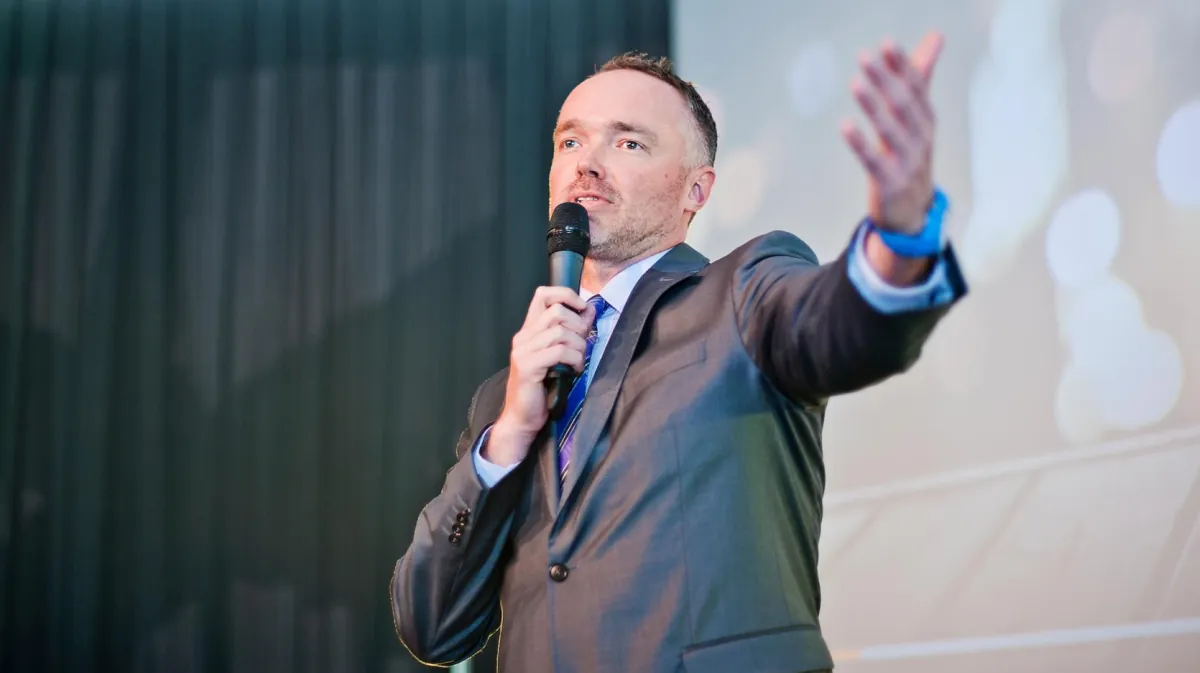 Konferansjer Krzysztof Janoś