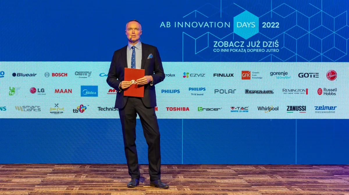 Konferansjer Krzysztof Janoś