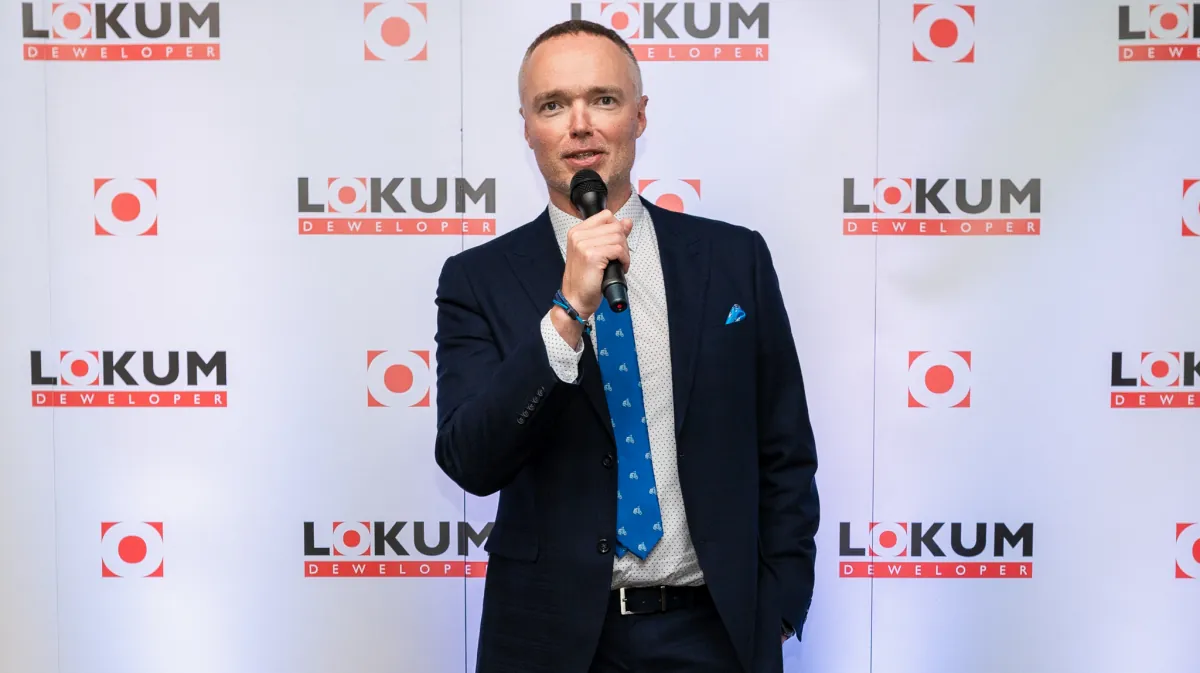 Konferansjer Krzysztof Janoś